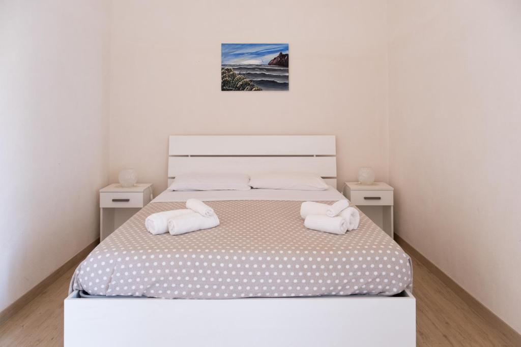奥特朗托agriturismo masseria pallanzano的一间卧室配有一张床,上面有两条毛巾