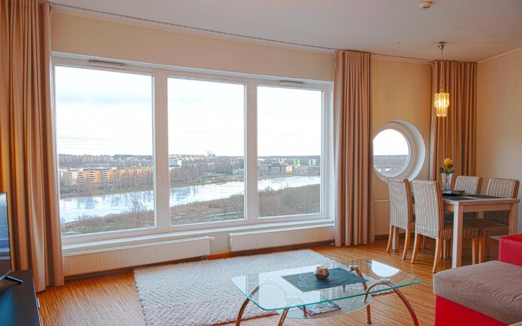 塔尔图Wilde Guest Apartment Tigutorn的客厅设有2个大窗户和桌子