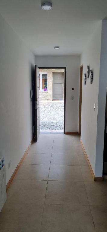 圣卡洛斯-德巴里洛切Monoambiente El Otto的空房间,走廊的门打开