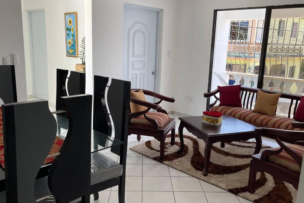 圣斐利-银港Hermosa y acogedora casa Familiar como te mereces的客厅配有沙发和桌子