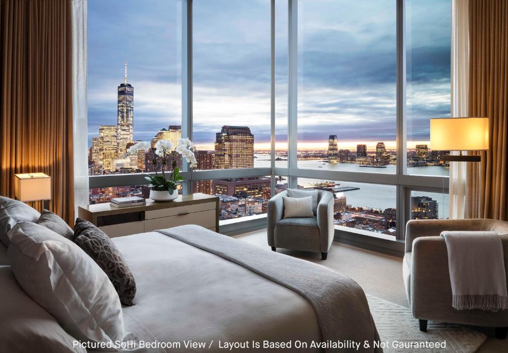 纽约多米尼克酒店的卧室设有大窗户,享有城市美景