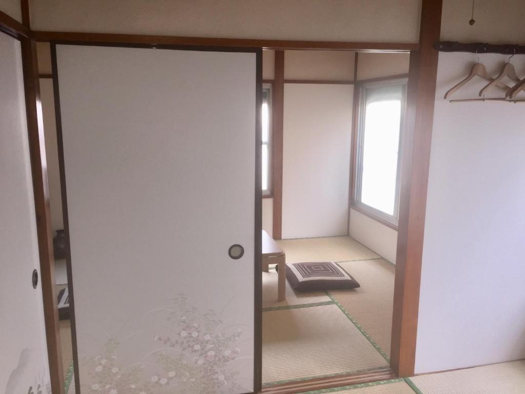 东京D-pdal Inn - Vacation STAY 39054v的窗户房间里一扇敞开的门