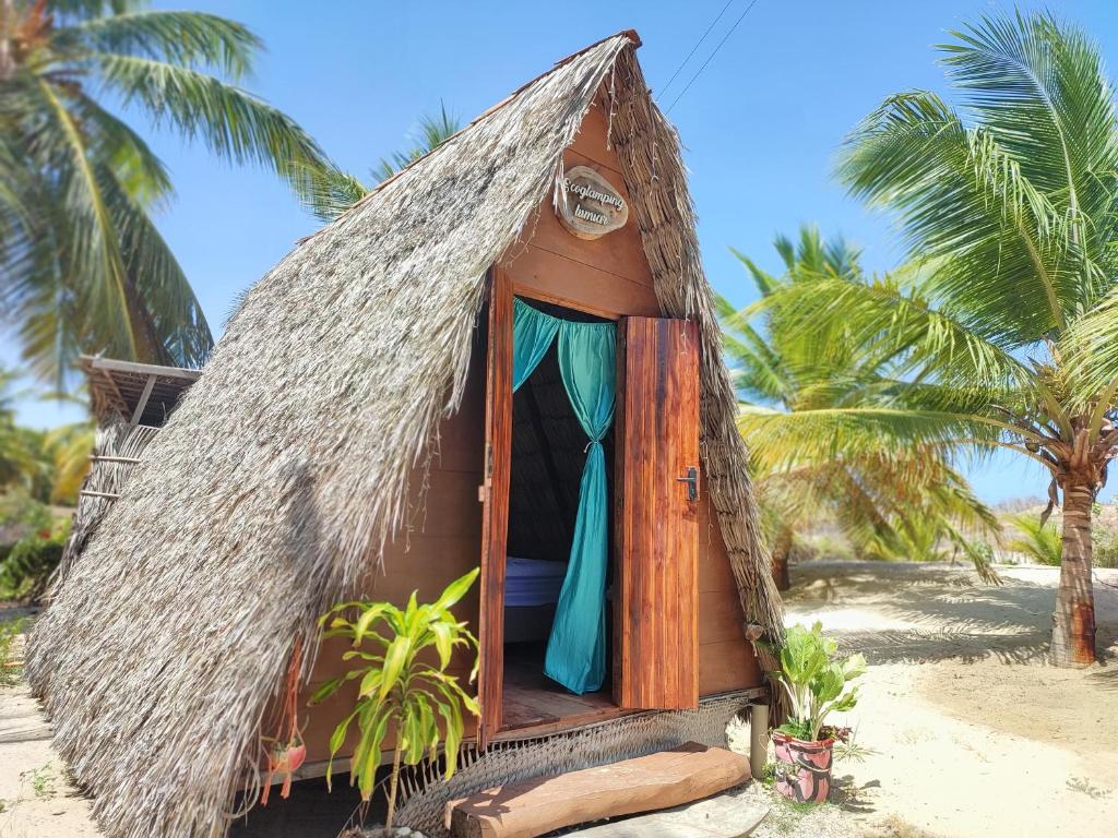 AmontadaEcocamping Lumiar的棕榈树海滩上的一个小小屋