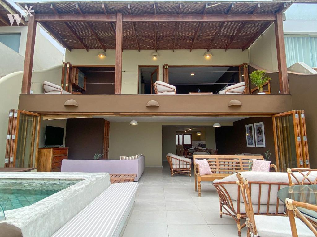 利马Stunning House in Front Row with Pool in PH的一个带游泳池和房子的庭院