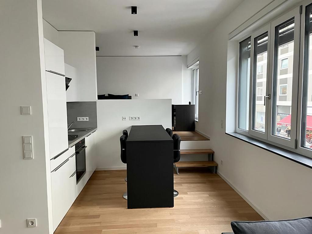 慕尼黑Modern Apartment in the center of Munich的客房中间设有一张桌子
