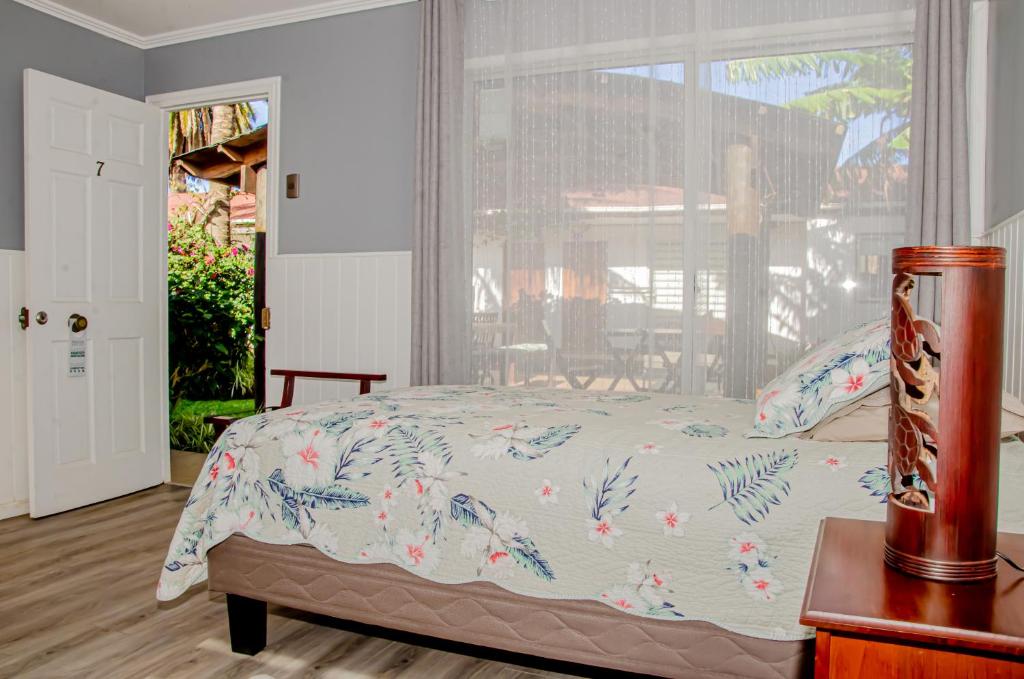 安加罗阿伊纳吉乌伊酒店的一间卧室配有一张床、一张桌子和一个窗户。