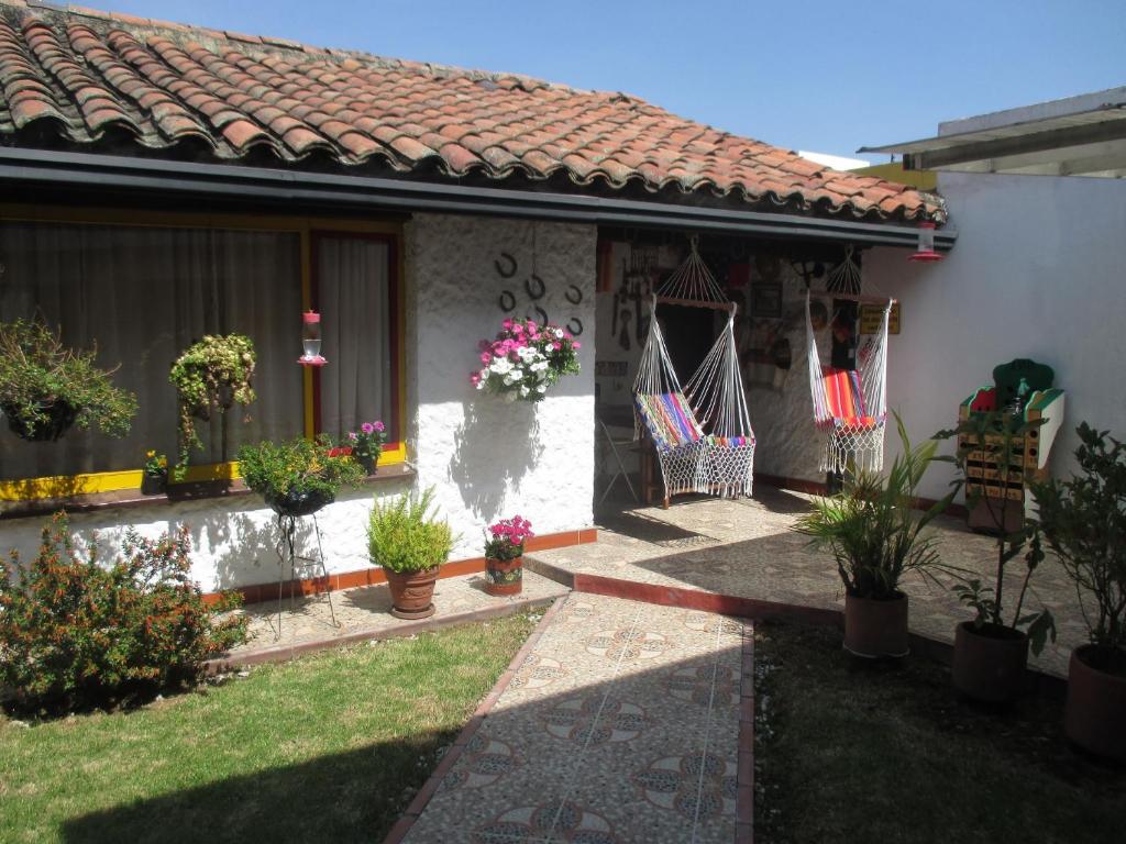 波哥大Apartaestudio tipo cabaña的旁边是种盆栽植物的房子
