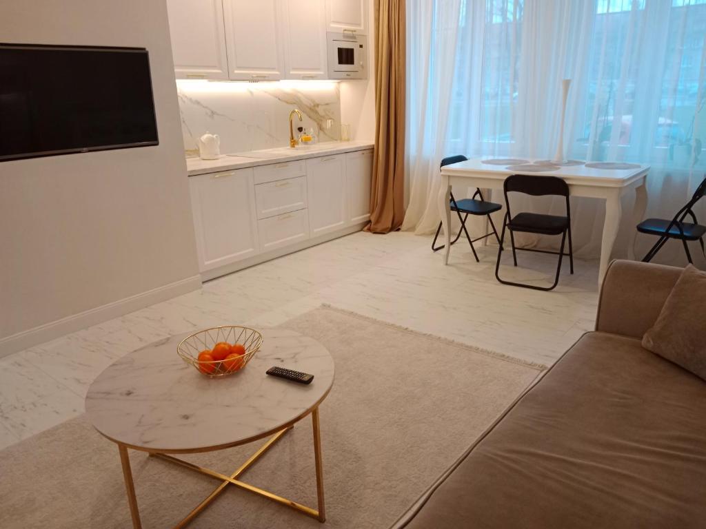 海乌姆Apartament Glamour Chełm的客厅配有沙发和桌子