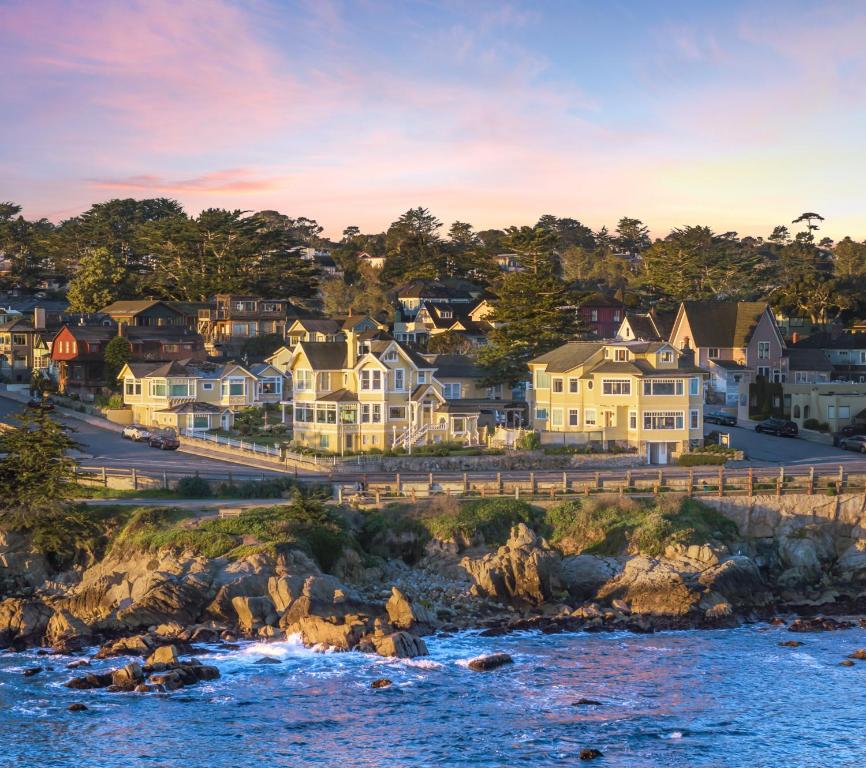 太平洋丛林Seven Gables Inn on Monterey Bay, A Kirkwood Collection Hotel的海边的一排房子