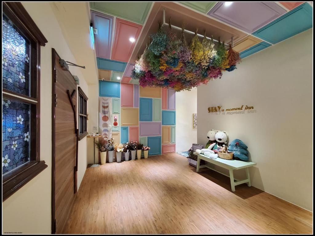 礁溪小窩旅店-礁溪溫泉店的走廊上设有色彩缤纷的墙壁和桌子