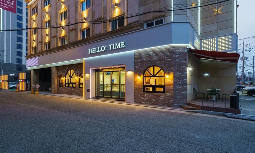 龟尾Gumi time hotel的街道上标有酒店时间标志的建筑物