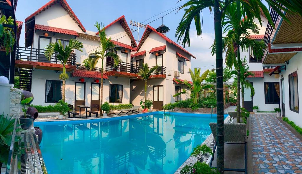 宁平Tam Coc Mandala Villa的享有带游泳池的度假村景致