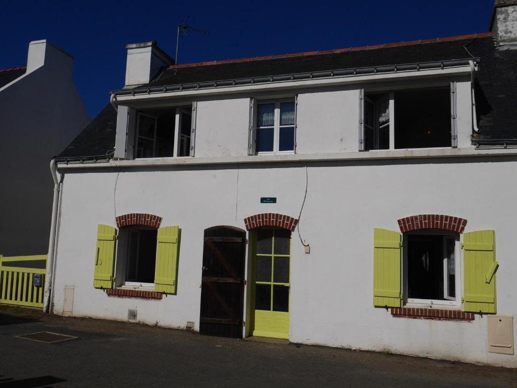 索宗Maison Sauzon, 4 pièces, 6 personnes - FR-1-418-211的白色的建筑,有黄色和绿色的百叶窗