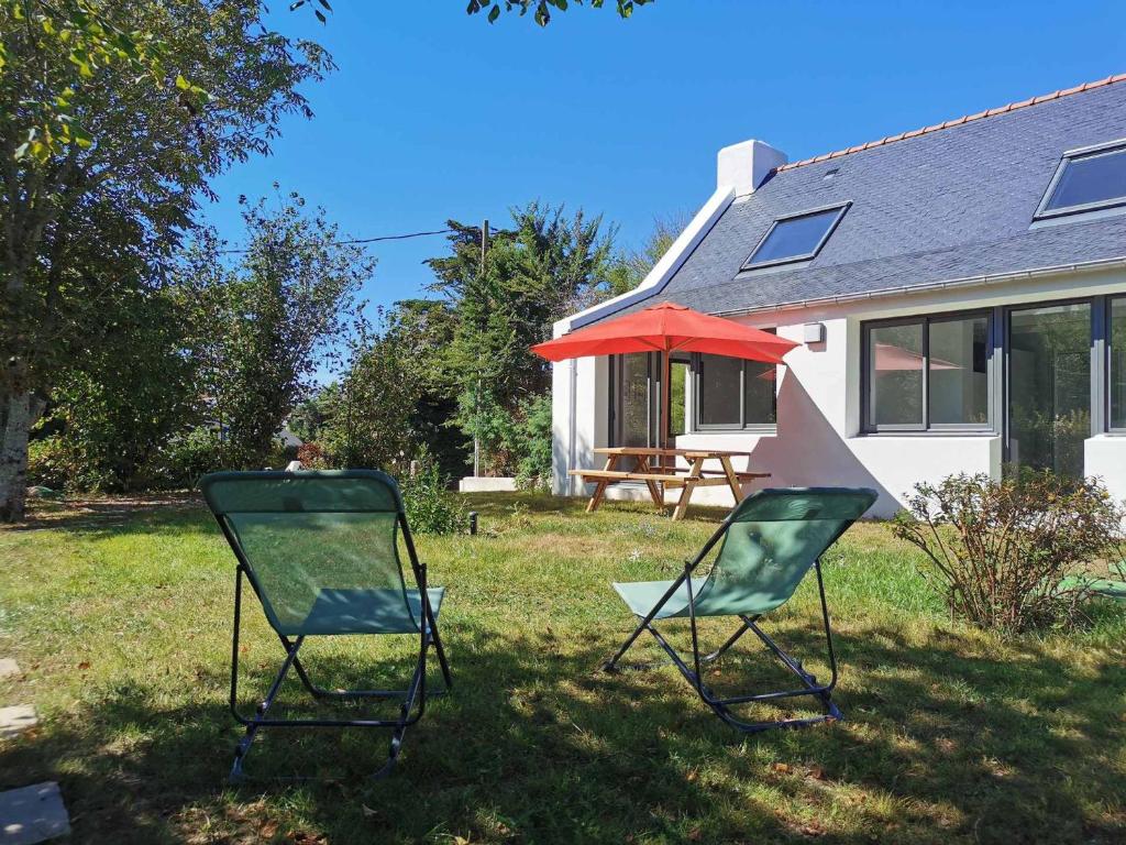 班戈Spacieuse maison neuve avec jardin, proche plage de Donnant à Bangor - FR-1-418-215的两把椅子坐在房子的院子