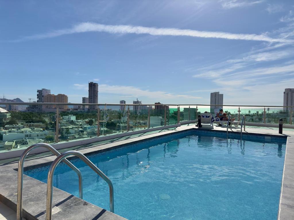 马萨特兰MATTHAY - Moderno Apartamento Cerca del Estadio Teodoro Mariscal y Playas的大楼顶部的大型游泳池