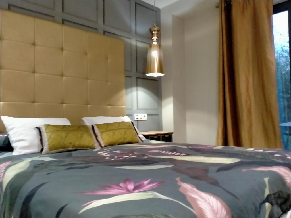 尼格兰7 Uvas的一间卧室配有一张大床,床上放着鲜花