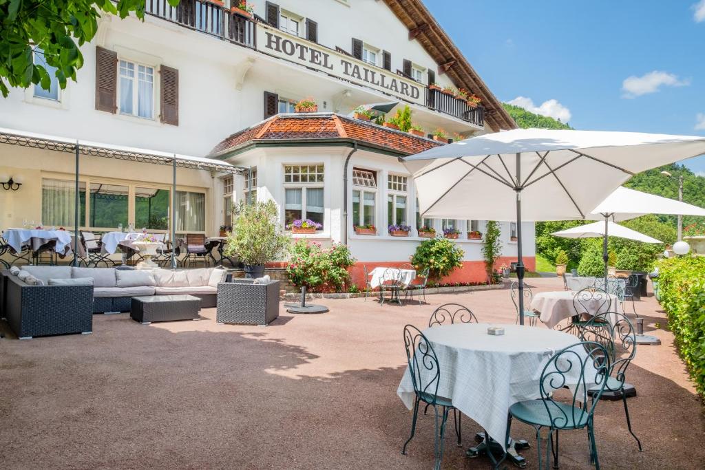 古莫华斯塔亚尔餐厅酒店的酒店配有桌椅和遮阳伞。