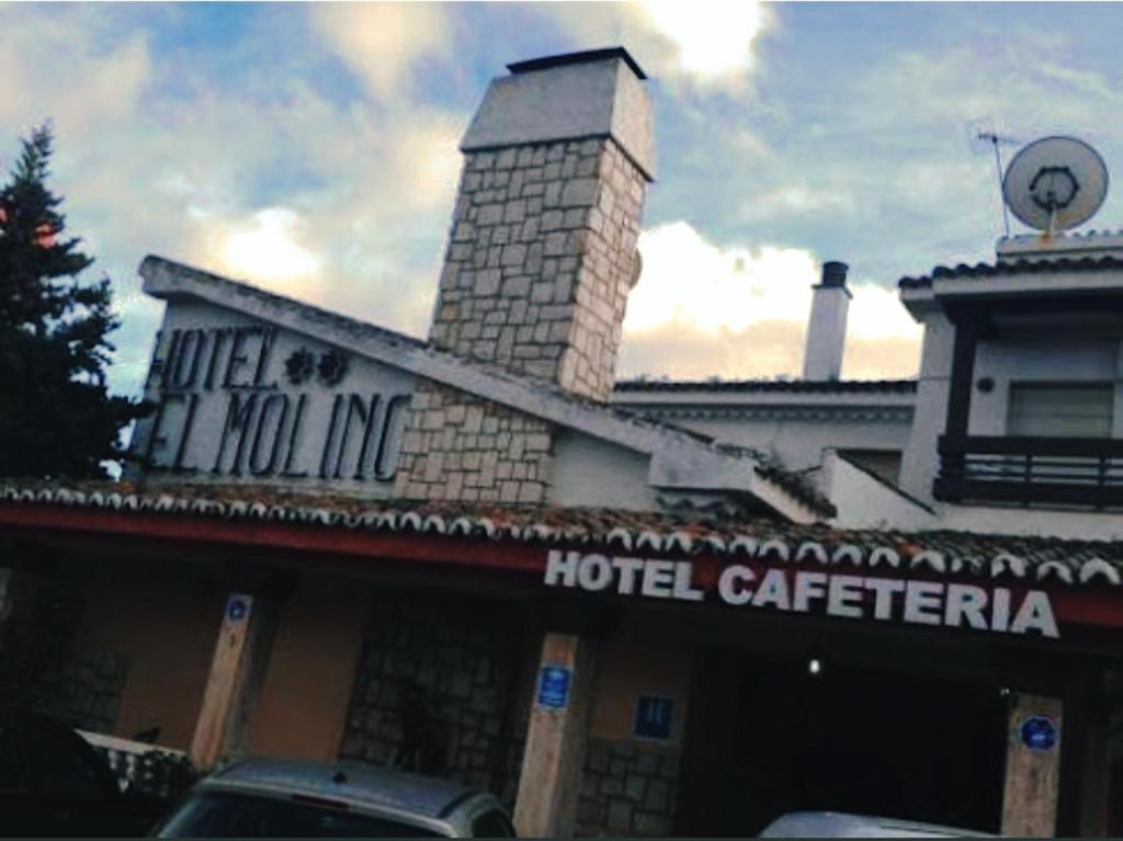 雷阿尔城埃尔莫利诺酒店的大楼内有酒店标志的酒店