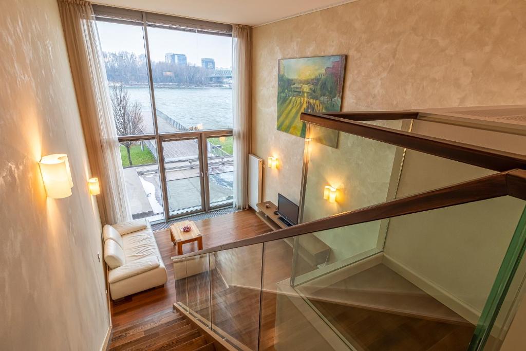 PetržalkaLuxury with Danube river view的窗户房间里玻璃楼梯