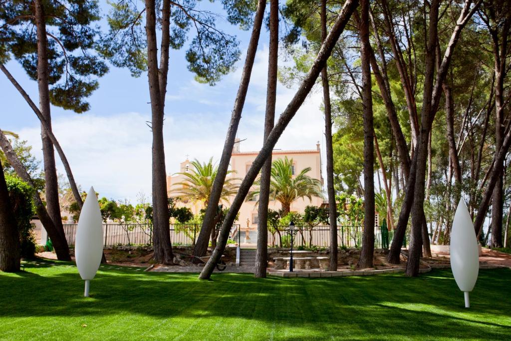 希耶萨Casa de La Campana的草地上设有白色冲浪板的花园