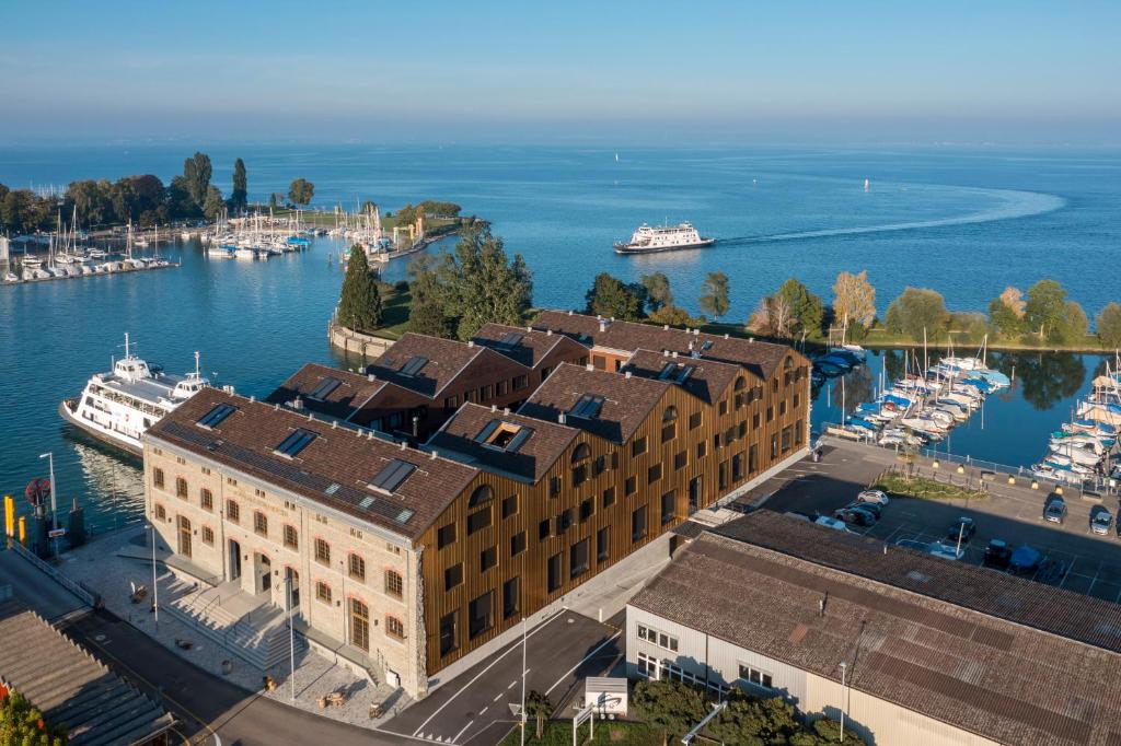 罗曼斯霍恩Ferien im Kornhaus am Bodensee的海港的空中景色,水中有船只