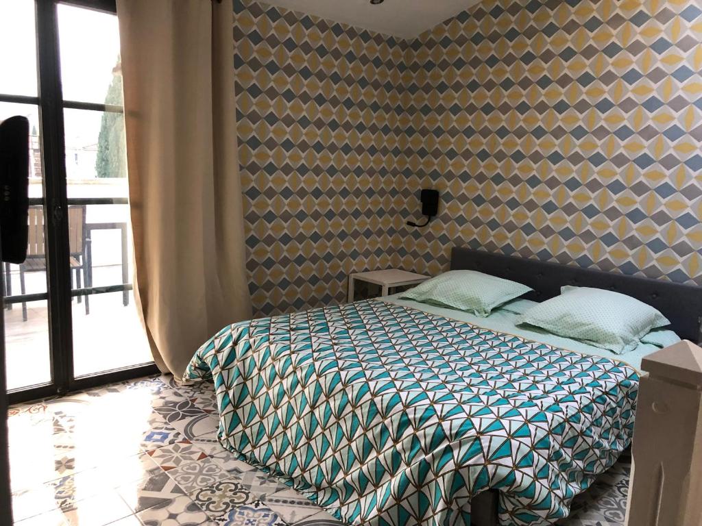 卡尔卡松Carcahouse的一间卧室配有一张带图案墙壁的床