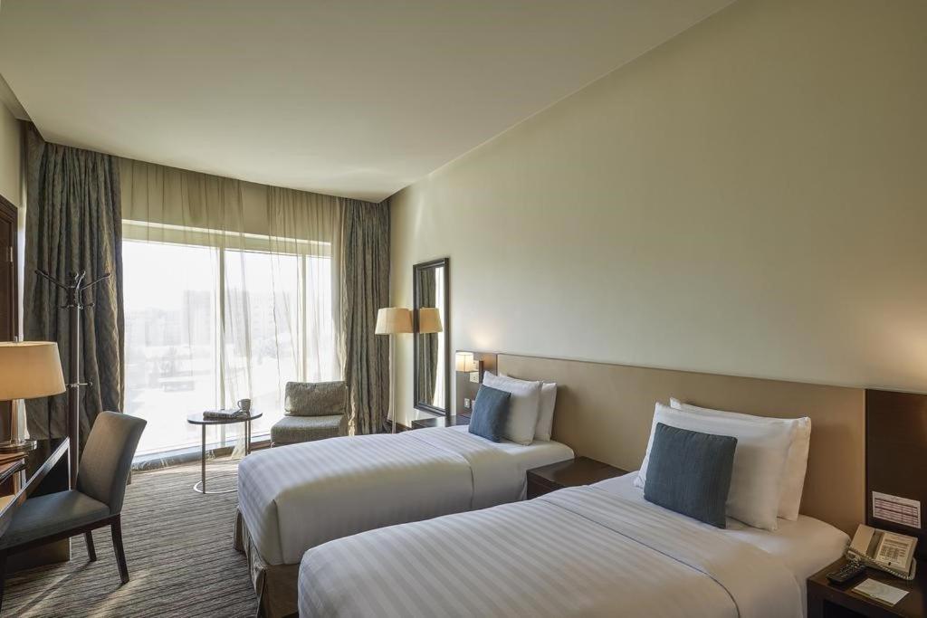 多哈萨菲尔多哈酒店的酒店客房设有两张床和窗户。