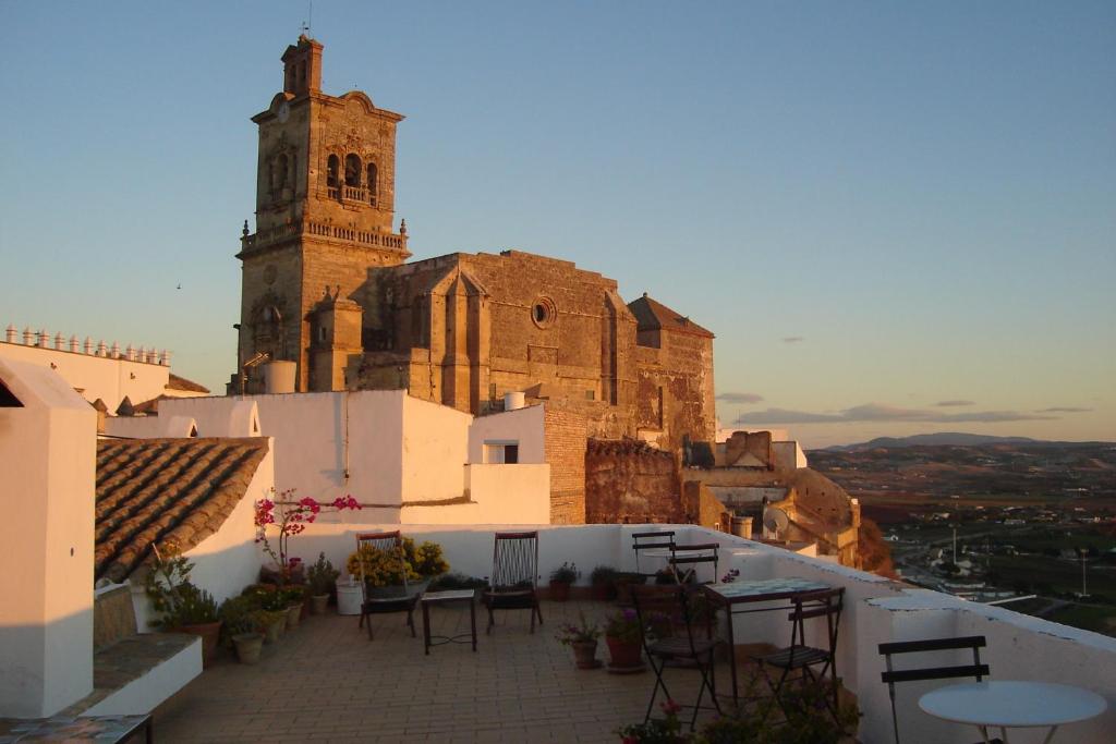 阿尔科斯-德拉弗龙特拉拉卡萨格兰德酒店的山顶上带桌椅的教堂