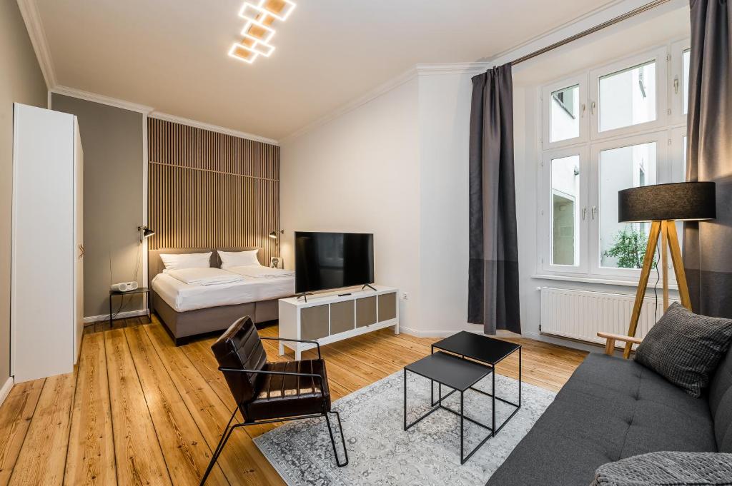 柏林stadtRaum-berlin apartments的客厅配有床和沙发