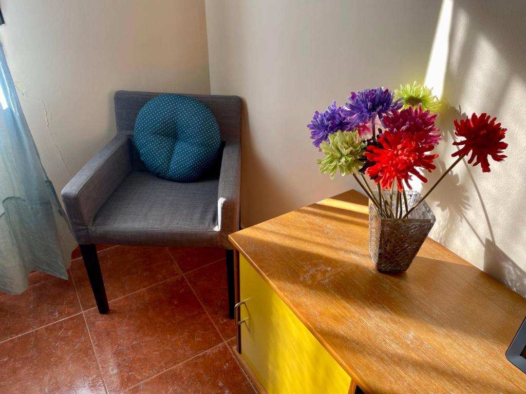 萨拉戈萨Antequera3的椅子旁边的桌子上花瓶