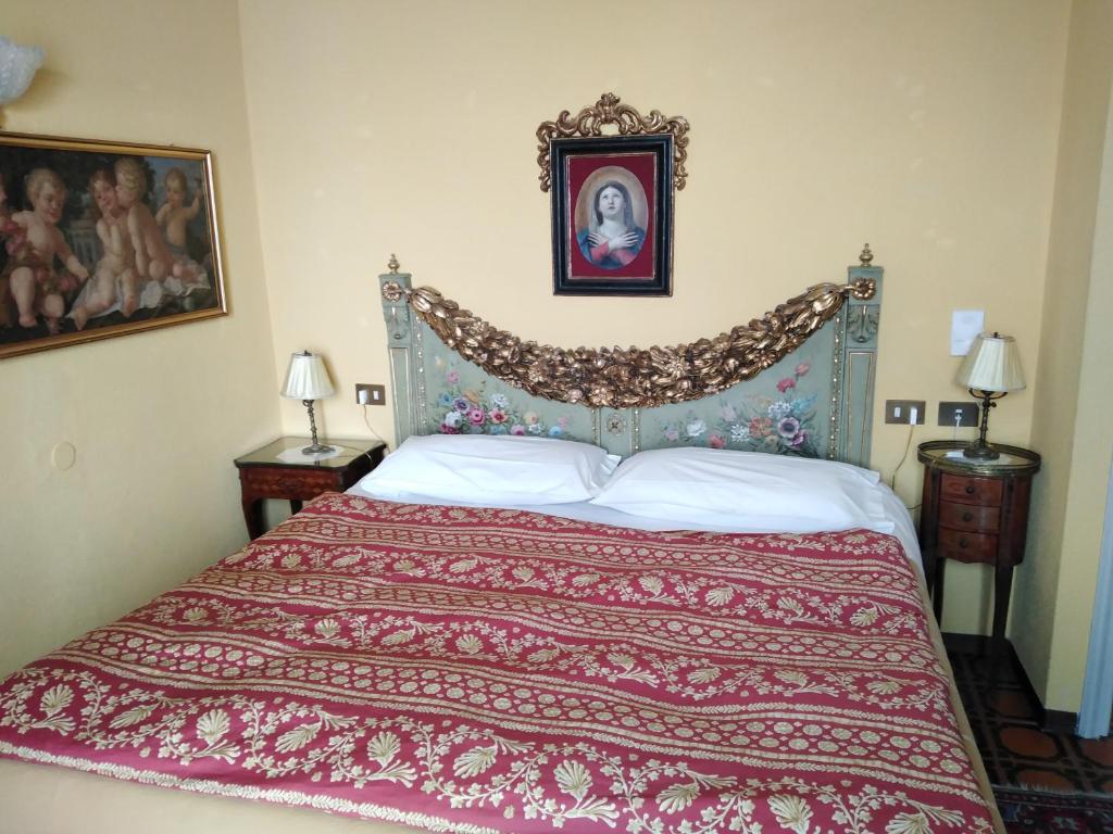 瓦伦纳Villa Torretta的一间卧室配有一张床铺,床上铺有红色毯子
