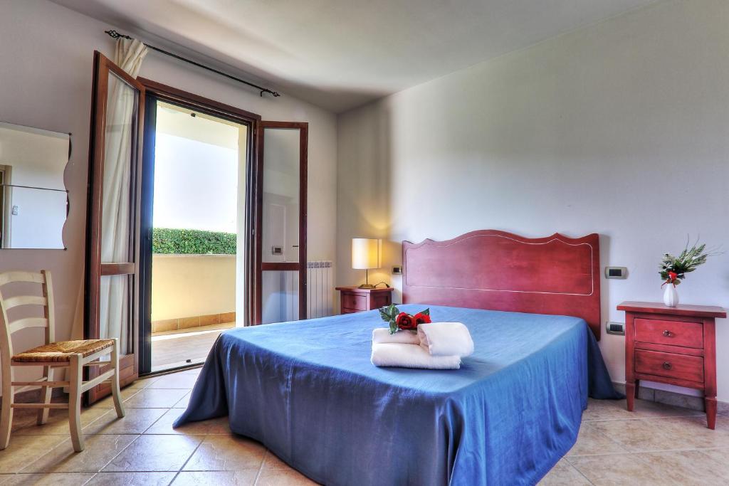奥贝里塞Alberese Casa Vacanze的一间卧室配有一张带蓝色床罩的床