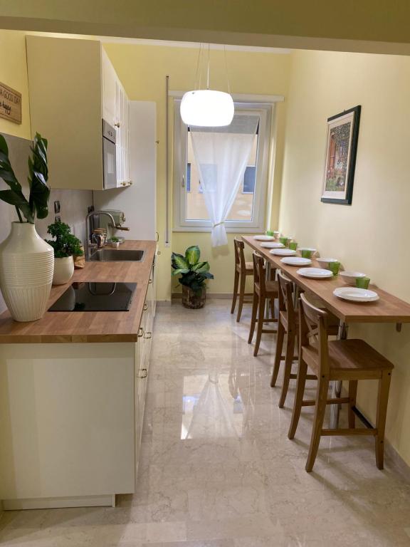 博洛尼亚MADE in Bologna的厨房配有长桌和椅子
