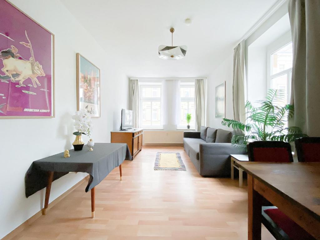 莱比锡Stilvolle 2 Zimmer Wohnung mit Küche, TV, Waschmaschine的客厅配有沙发和桌子