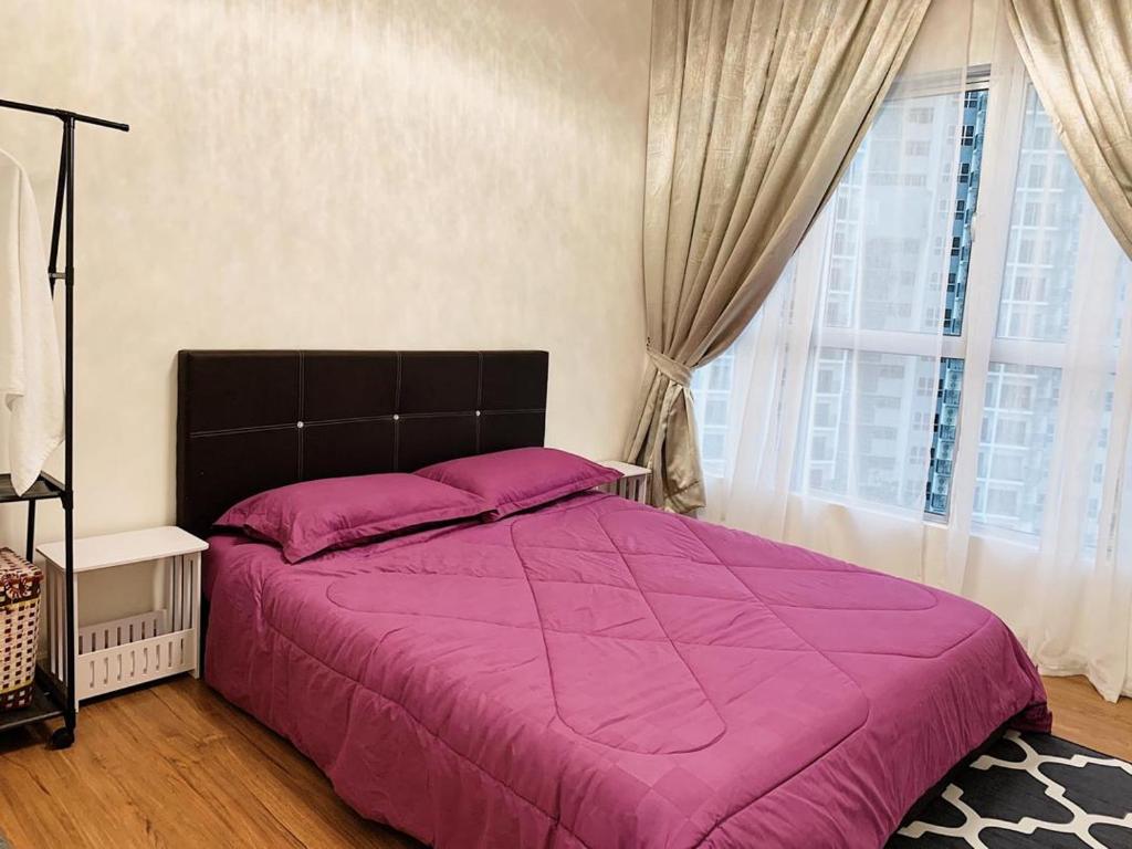 唐卡村Sofia Homestay Cerrado Southville City Bangi Netflix Wifi的卧室在窗户前配有一张大型紫色床
