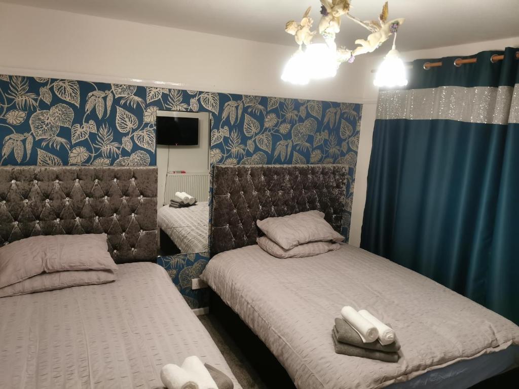 多佛尔116 maison dieu Road room B in Dover的一间卧室配有两张带毛巾的床