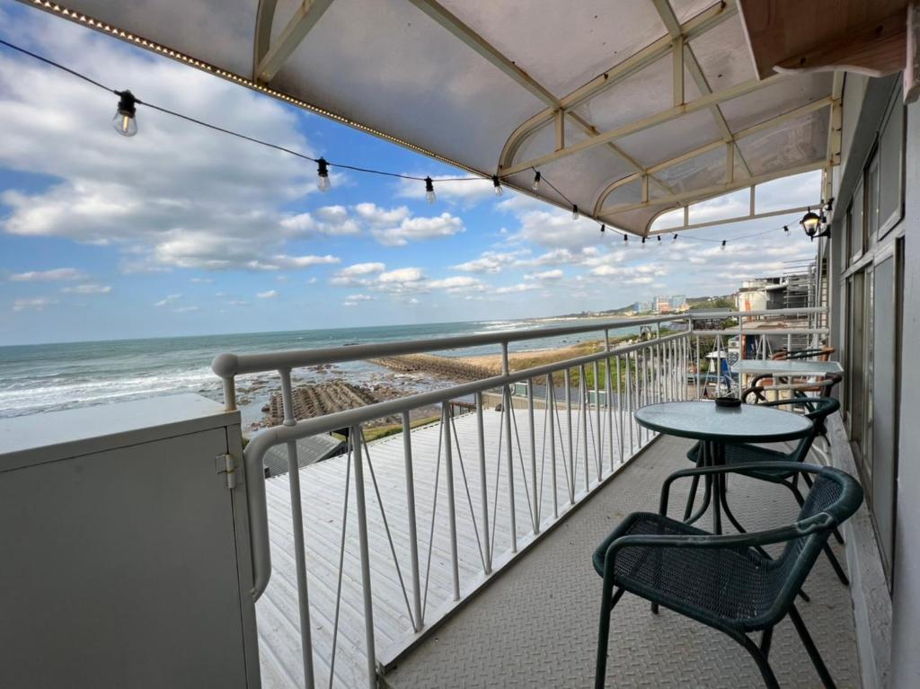 三芝乡旅途中海邊民宿的一个带桌椅和海滩的阳台