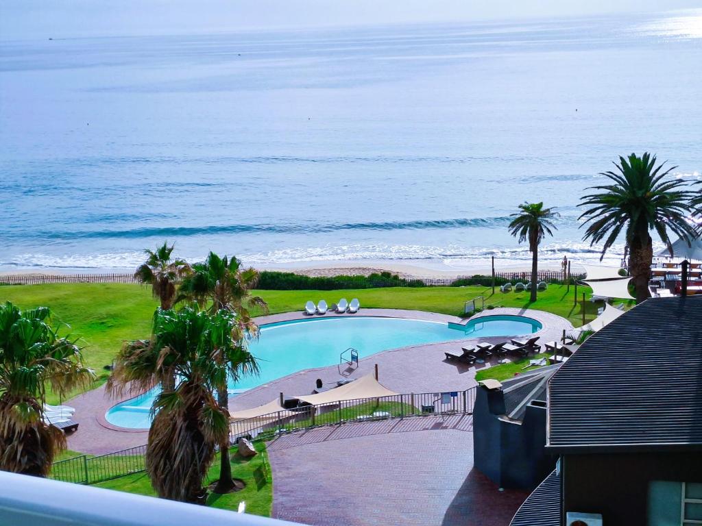 莫塞尔湾501 Beach Club的享有游泳池和大海的景色