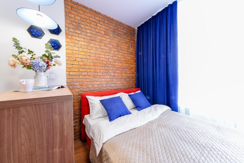 基辅MYFREEDOM Апартаменти метро Сирець的一间卧室设有一张床和砖墙