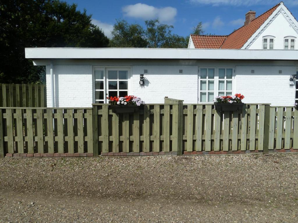 比伦德Havrevang的白色房子前面的木栅栏
