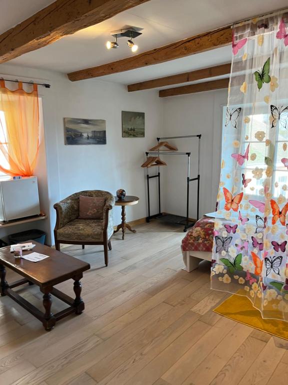 拉诺伊韦维尔Chambres papillon的客厅配有沙发和桌子