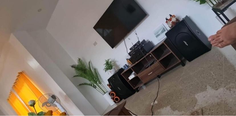 黎牙实比AEROVILLE HOLIDAY HOUSE的客厅的墙上配有平面电视。
