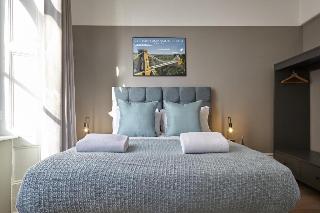 布里斯托nap Bristol Clifton的一间卧室配有一张大床和两个枕头