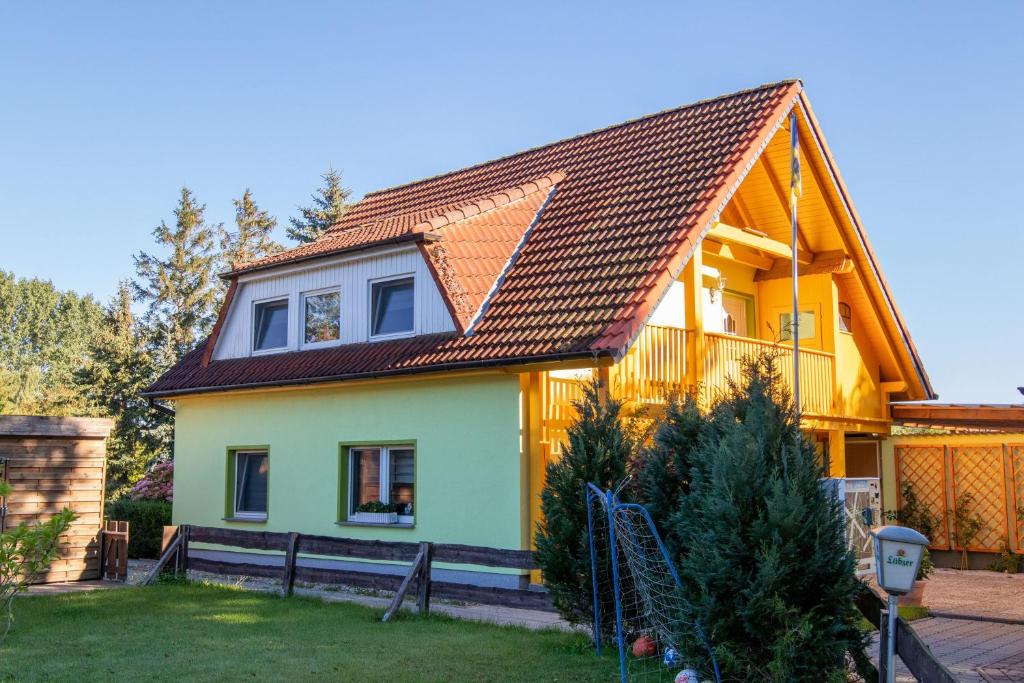 SolkendorfFerienwohnung und Suite bei Stralsund的棕色屋顶的黄色房子