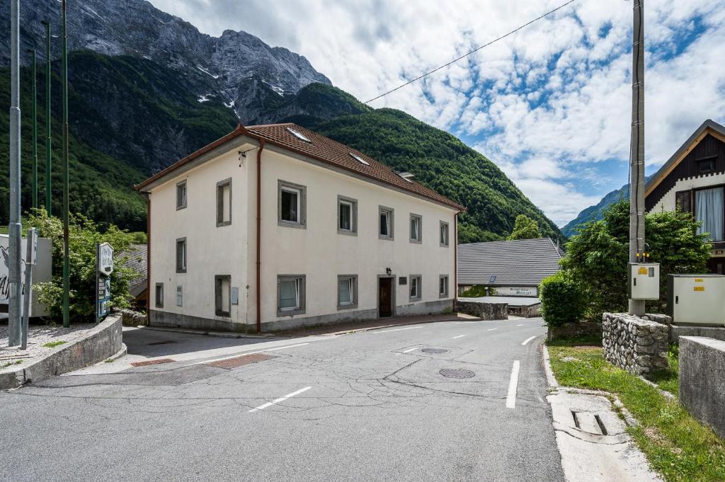 罗格坡曼戈唐Hostel Kronotop in Triglav National Park的山路旁的建筑物