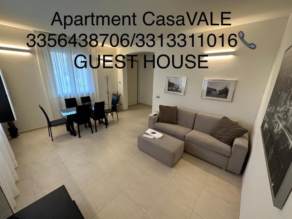 皮亚琴察CasaVALE ELEGANTE RESIDENZA 108 mq MAX 7 PERSONE的带沙发的客厅和用餐室