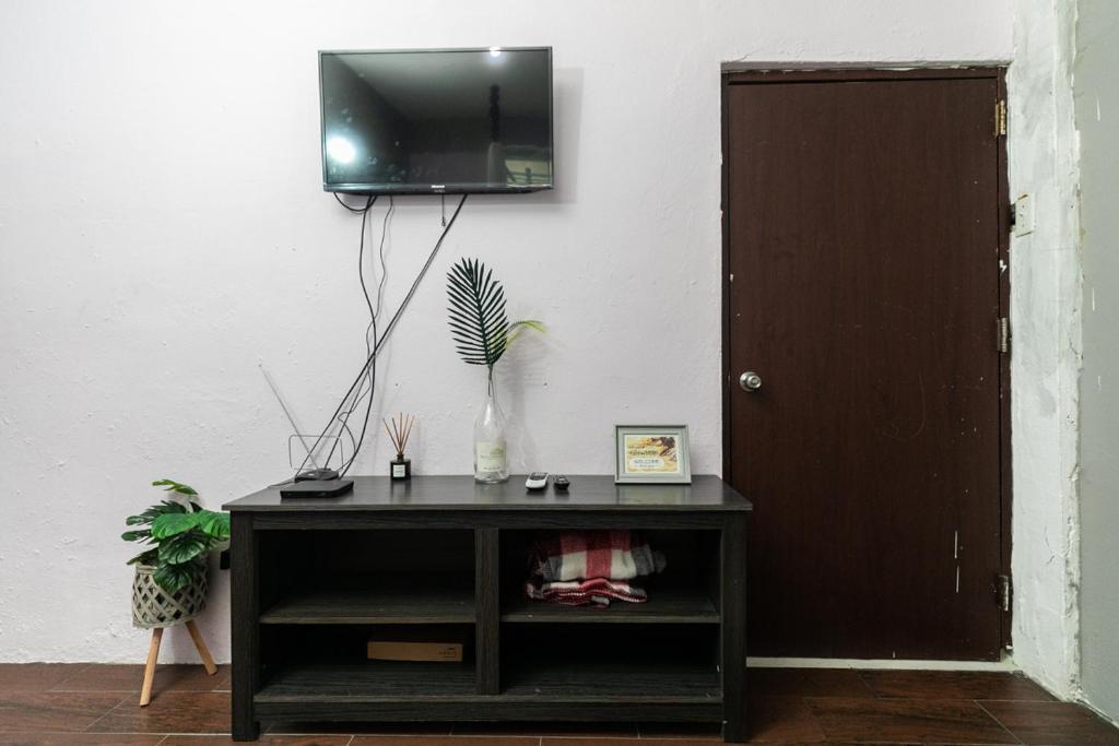 多拉多1 BR, Dorado beach apartment 20% monthly discount的墙上有电视的黑橱柜