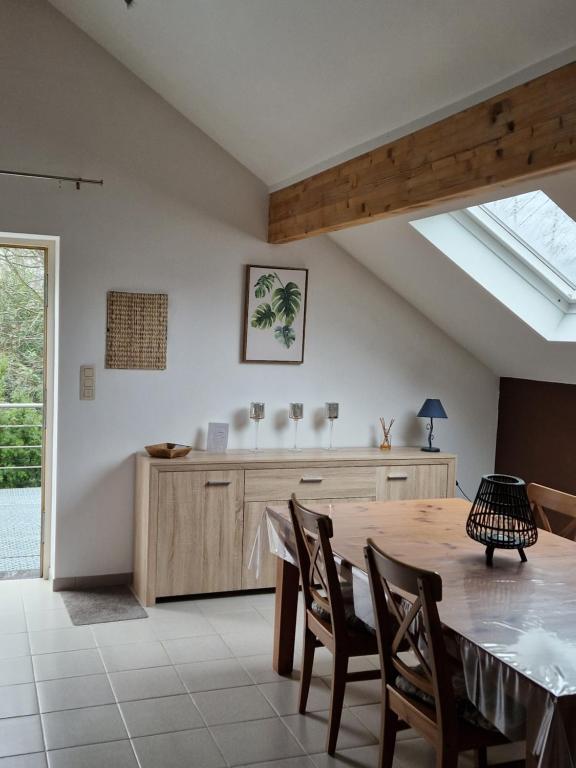 瓦夫尔Studio Haras的厨房配有桌椅和窗户。