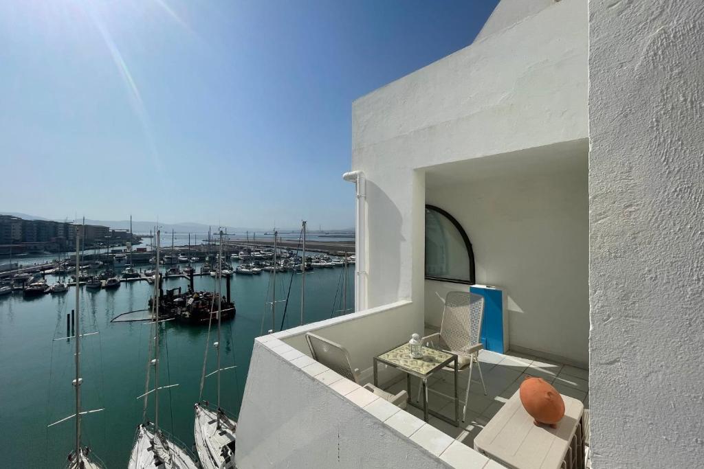 直布罗陀Neptune Suite-Hosted by Sweetstay的阳台享有带船只的海港景色。