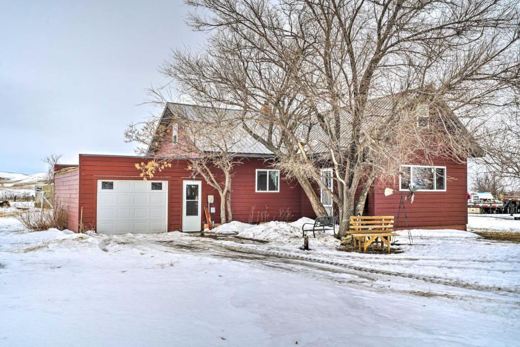 CircleCharming Corral Creek Ranch House in Circle的雪地里的一个红色房子